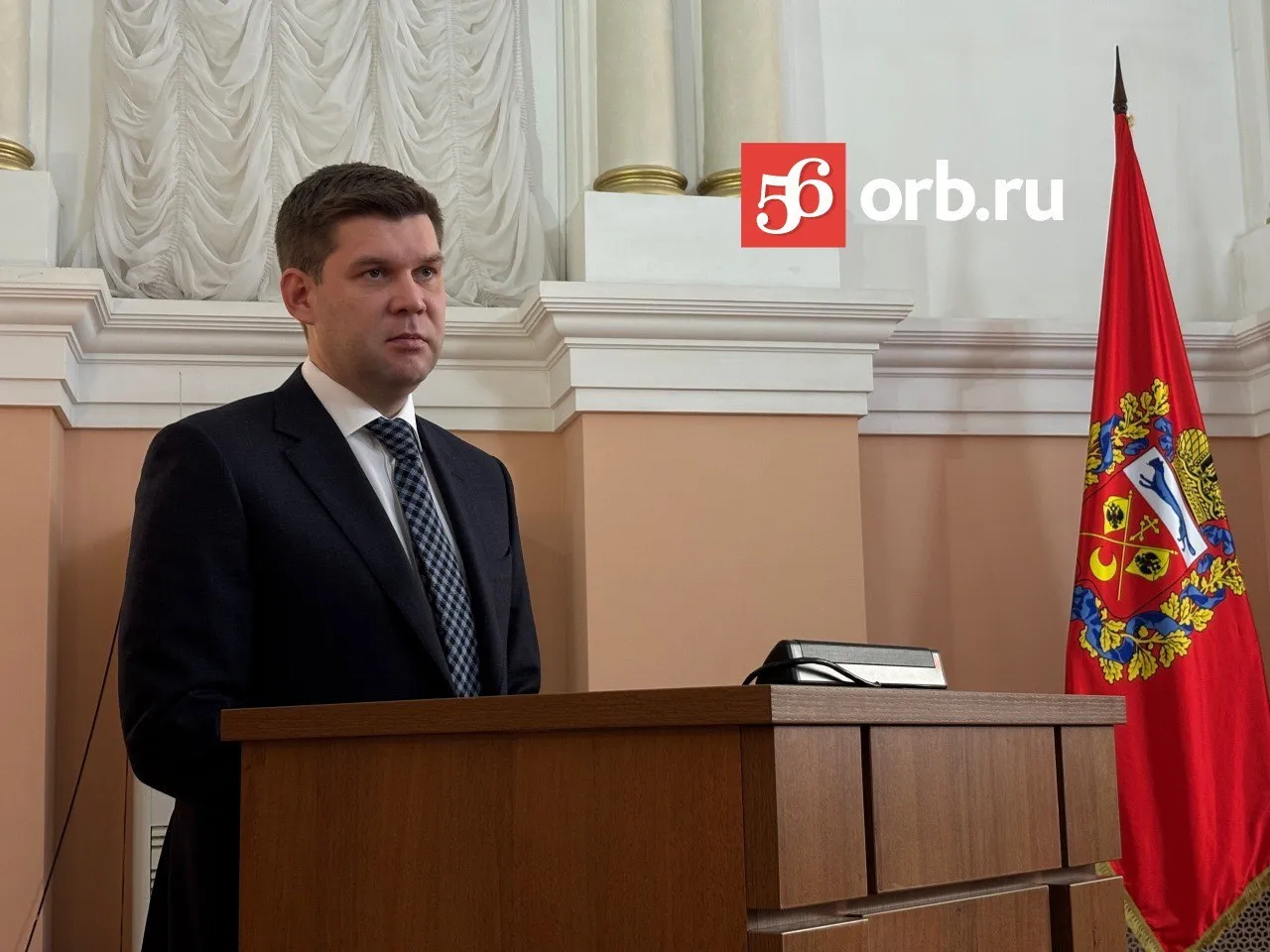 Мэру Оренбурга Альберту Юмадиову исполнилось 37 лет Главой города он стал в декабре 2025 года но и до этого возглавлял Оренбург несколько месяцев с приставкой врип Альберт Юмадилов родился в Стерлитамаке а до степной столицы его местом работы был префект Юго Восточного административного округа Москвы Кстати глава города пока не женат Правда как говорил он сам не так давно на первом месте для него сейчас находится работа Накидаем   мэру Подписывайтесь на нас в MAКС