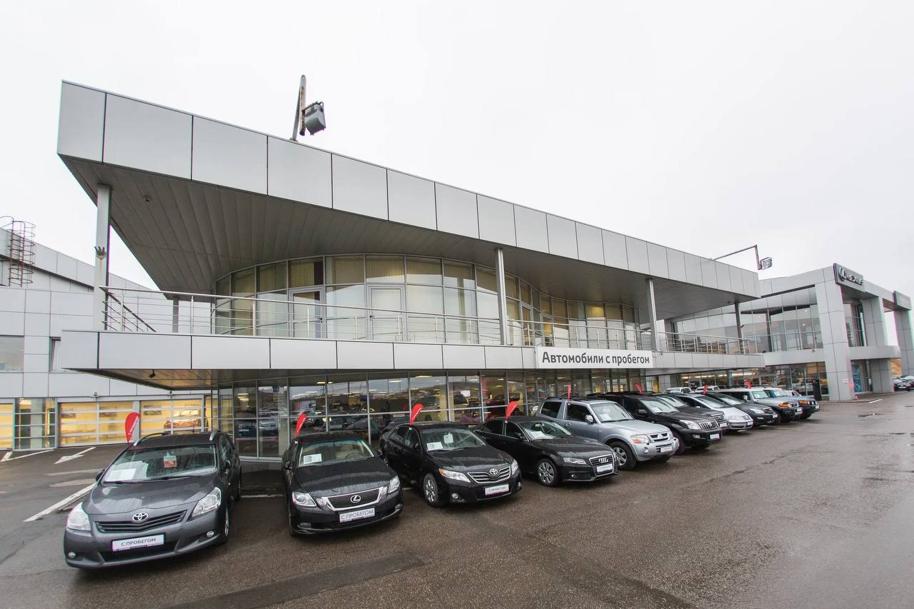 В России стало больше автосалонов несмотря на обвал продаж новых машин почти на 20 в 2025 году По данным 2ГИС их число в городах миллионниках выросло на 2 до 5 4 тыс точек За ростом стоит перестройка рынка динамику обеспечили регионы и неофициальные площадки по продаже машин с пробегом В Сибири и на Урале число автосалонов выросло до 17 это выше чем в Москве и Петербурге В то же время официальные дилеры сокращали убыточные бренды и меняли стратегии развития чтобы пережить кризисный год