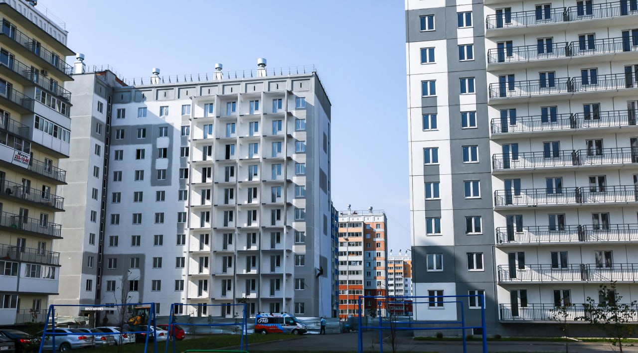 В областном центре Южного Урала замедлился рост цен на новостройки При этом в Магнитогорске растущая динамика лота стала второй по величине в России. По оценкам экспертов в сфере недвижимости в апреле этого года в 51 городе из 70 с населением выше 300 тысяч человек выросла цена квадратного метра и лишь в 16 пошла вниз. Подорожание квартир произошло в 39 городах. Среди них оказался Магнитогорск. В апреле цена на жилье в новом доме выросла на 4,3%, что стало вторым показателем по России. Больше подорожали квартиры только в Нижнем Тагиле, где ценник вырос на 7,6% до 4270708 р. . Но вернемся в город металлургов. Итак, по данным сервиса Мир квартир, сейчас «новостройка» в городе находится на уровне 4744019 р., а «квадрат», увеличившись в цене на 1,5%, достиг ценника в 86075 рублей. Что интересно, в Челябинске ситуация прямо противоположная. В областном центре Южного Урала произошло падение цен. Например, квадратный метр подешевел в апреле на 0,4%, опустившись до 152023 р. Непосредственно квартира в новом доме подешевела на 1%, а средний чек составляет 8170063 рубля. Что же касается самых дорогих квартир, они традиционно в Москве, Сочи и Санкт-Петербурге. При этом средний объект в новостройке, за исключением южного курорта, вырос в цене на 2%. Таким образом, квартиры достигли ценника в столице в 23959072 р., в Сочи – 14806838 р. и в Северной Столице –13666435 рублей соответственно.