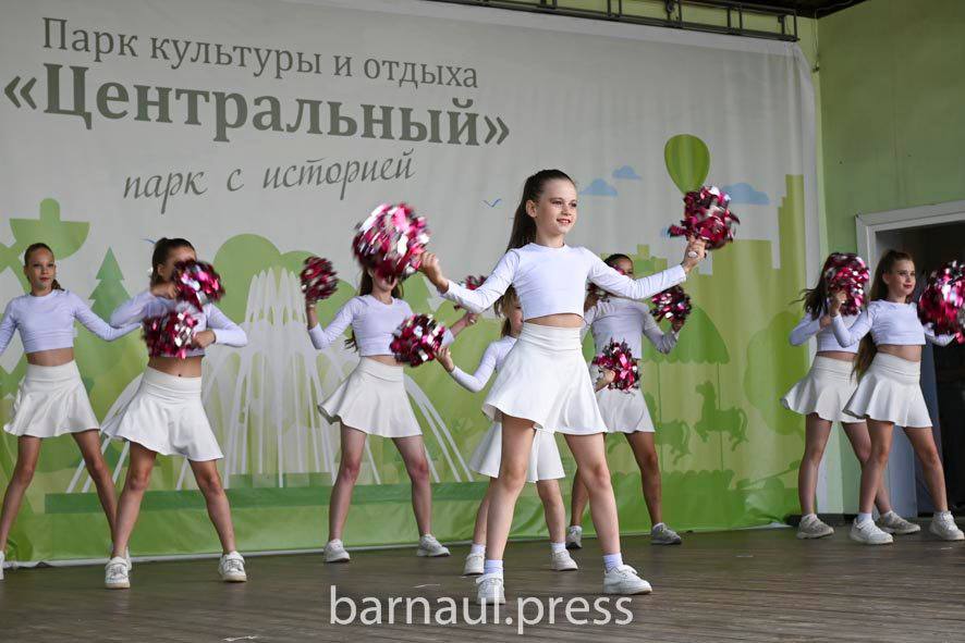 В парке «Центральный» отметили День молодежи На сцене прошла программа «Молодежь XXI века». Концертные номера исполнили вокальные и хореографические коллективы города. Вручены награды активистам. Замглавы Центрального района Марина Тибекина поздравила молодежь и поблагодарила родителей. Депутат БГД Павел Авкопашвили пожелал всем позитивного настроения. В числе тех, кто в этот день получил заслуженную награду, - Алина Гримова, специалист «Движения Первых». Она отметила важность поддержки молодежи и реализации проектов. В «Движении Первых» 12 направлений, включая спорт, технологии и волонтерство. Сегодня активисты движения провели мастер-классы, написали письма солдатам и расписывали баннер.