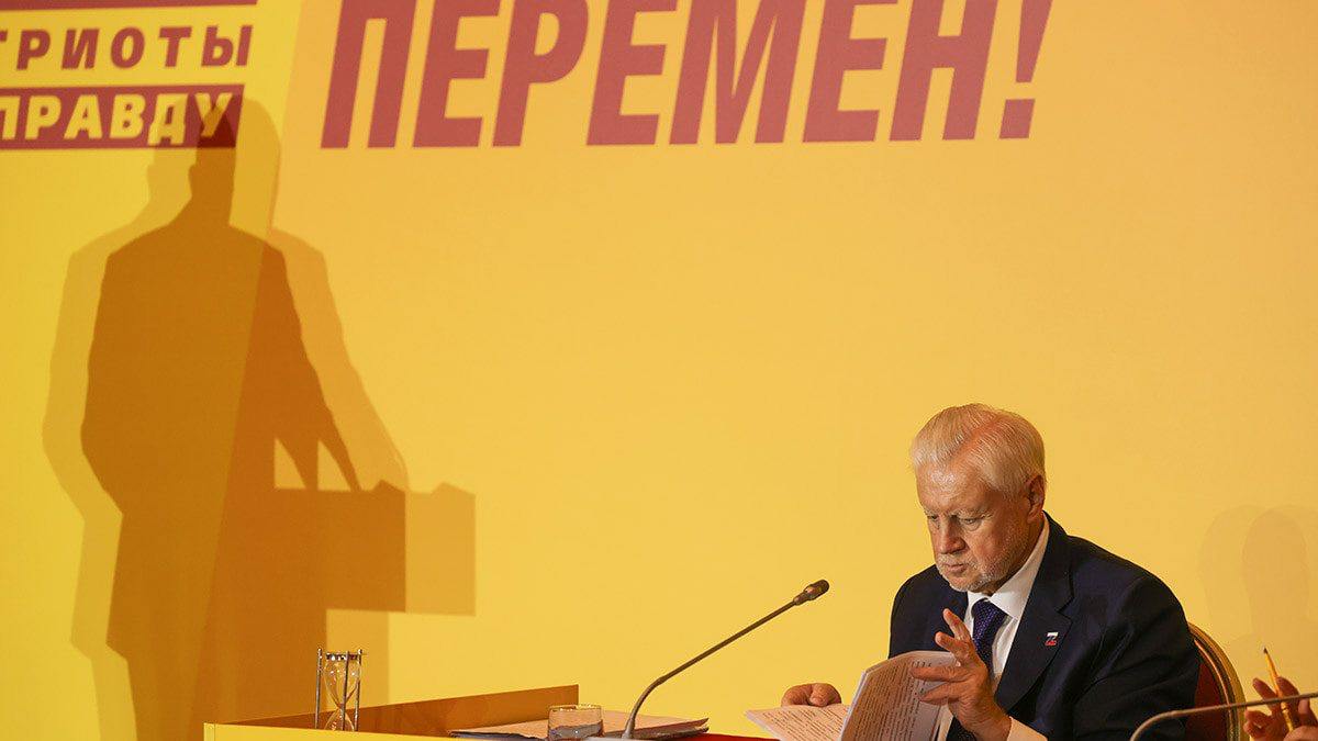 Миронов намерен обратиться в Роспотребнадзор для отмены антиковидных мер в Петербурге Председатель партии «Справедливая Россия – За правду» Сергей Миронов готовит обращение в Роспотребнадзор с просьбой отменить антиковидные меры в Санкт-Петербурге. Ведомство объявило об окончании пандемии CОVID-19 еще в 2022 г. «Сейчас я готовлю обращение в Роспотребнадзор. С предложением поручить межрегиональному управлению службы выдать официальное предписание на отмену устаревших антиковидных мер», – сказал Миронов цитата по ТАСС . Миронов отметил, что несмотря на ограничения в городе проводятся массовые мероприятия, форумы и фестивали. Он напомнил, что по закону региональные власти могут снимать ограничения по предписаниям главных санитарных врачей и их заместителей. Однако, как уверяют в Смольном, таких предписаний они не получали. Ранее члены петербургского горкома КПРФ сообщали, что обратились в Верховный суд ВС с просьбой отменить антиковидный запрет в Петербурге. : Максим Стулов / Ведомости Подпишитесь на «Ведомости Северо-Запад»