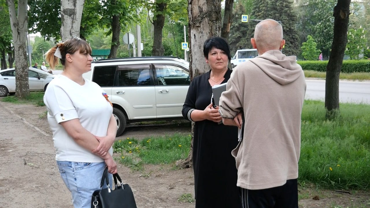 Стоянка машин на газонах будет караться по закону. В Луганске на некоторых нарушителей уже составлены протоколы, сообщили в Администрации города. За нарушение Правил благоустройства предусмотрены штрафы: для граждан — от 300 до 3000 рублей повторно — от 3 до 5 тысяч ; для должностных лиц — от 8000 до 30 000 рублей повторно — от 30 до 50 тысяч ; для юридических лиц — от 20 000 до 70 000 рублей повторно — от 70 до 100 тысяч . Прислать новость Подписаться