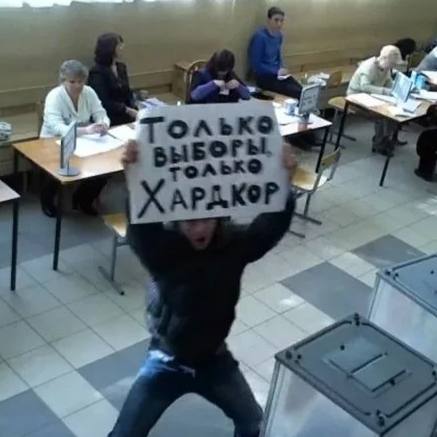 Выборы мэра Березовского, на которых кандидатка-спойлер, а по совместительству жена водителя мэра, победила действующего главу, решили провести ещё раз. Напомним, в Березовском в 2024 году Евгений Писцов, возглавляющий город с 2011 года, вновь выдвинул свою кандидатуру на должность мэра, но в местном парламенте большинство депутатов оказались против его назначения — в итоге выиграла кандидатка-спойлер Юлия Маслакова. Она работала в мэрии, но также являлась женой водителя мэра. Из-за такой ироничной истории сюжет стал федеральным. После выбранная главой Берёзовского Юлия Маслакова подала иск о признании выборов незаконными. Она не вступила в должность и утверждала, что победа нанесла ей «негативные последствия в виде дополнительных обязанностей». В итоге, в Березовском вновь объявлены выборы главы. Решение об этом принято на внеочередном заседании местной думы, пишет «Сигнал Урал». И Писцов вновь будет участвовать! Новости Екб тут