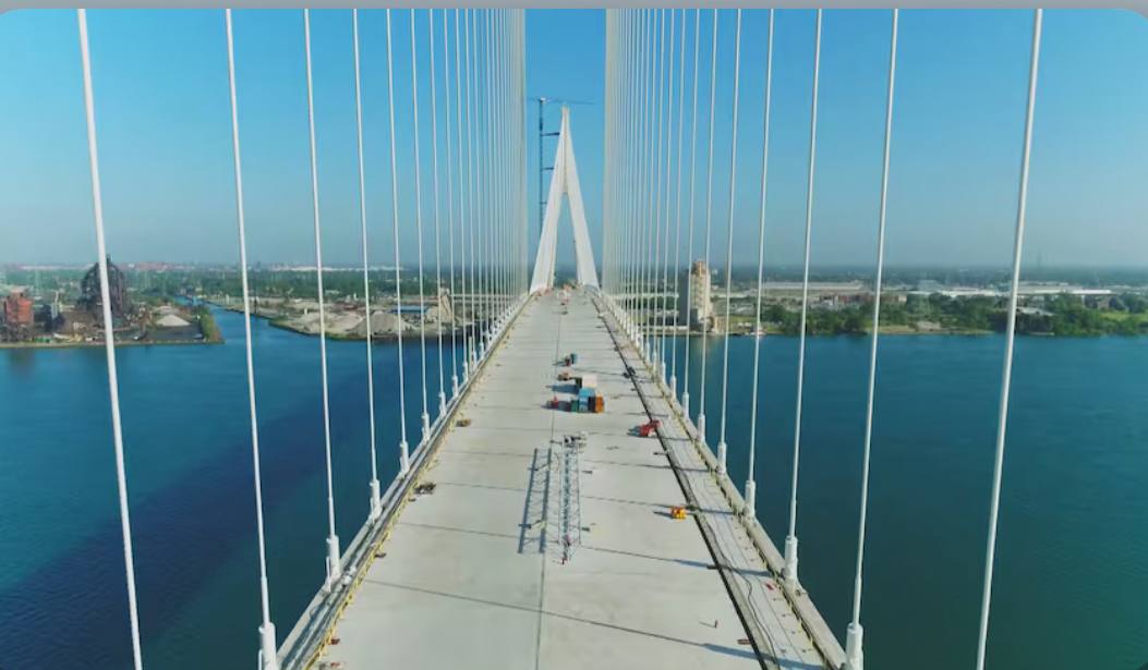 Трамп пригрозил заблокировать открытие международного моста имени Горди Хоу между Канадой и штатом Мичиган до тех пор пока американцы не получат половину прав собственности на этот объект Мы начнём переговоры немедленно Учитывая всё что мы им предоставили нам должна принадлежать по меньшей мере половина этого актива Доходы полученные Канадой ред благодаря рынку США будут астрономическими написал Трамп в соцсети Truth Social Строительство международного моста одобренное при Бараке Обаме находится на завершающем этапе Мост полностью оплачен федеральным правительством Канады Подробней в нашем канале в МАХ