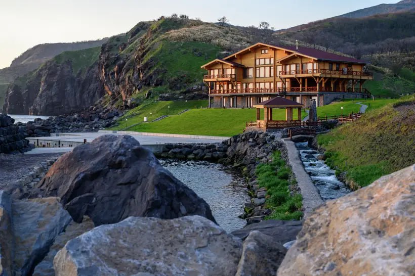 Правительство до конца 2025 года дополнительно направит около миллиарда рублей на льготное кредитование строительства инфраструктуры в сфере туризма сообщает сайт кабмина Отмечается что дополнительное финансирование позволит продолжить субсидирование льготных кредитов выданных на реализацию различных инвестиционных проектов в том числе по строительству и реконструкции гостиниц созданию горнолыжных курортов аквапарков и парков развлечений Фото РИА Новости Сергей Красноухов