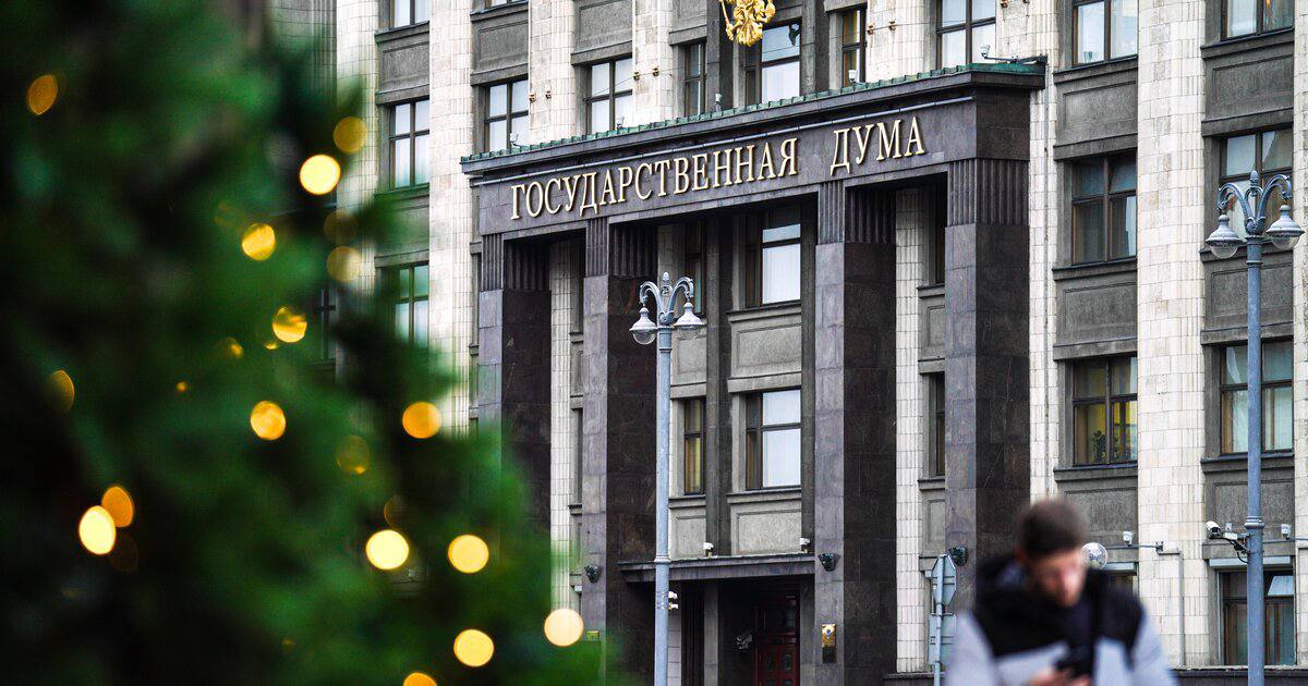 В Госдуму внесен законопроект о бесплатном образовании для участников СВО и их семей Государственная Дума подготовила к рассмотрению два законопроекта направленных на расширение мер поддержки для участников специальной военной операции и приравненных к ним категорий граждан включая предоставление дополнительного отпуска Инициатива Единой России обеспечит право на получение бесплатного высшего образования для участников СВО а также среднего профессионального образования и курсов повышения квалификации для вдов и вдовцов погибших военнослужащих Это позволит тем кто потерял кормильца получить новую профессию заявил заместитель руководителя фракции Единой России Дмитрий Вяткин Отдельный законопроект внесенный Правительством устанавливает возможность предоставления 35 дневного отпуска без сохранения заработной платы гражданскому персоналу работавшему в зоне проведения СВО а также выполнявшему задачи в Сирийской Арабской Республике и Республике Афганистан в период вооруженных конфликтов Читайте Единую Россию на сайте