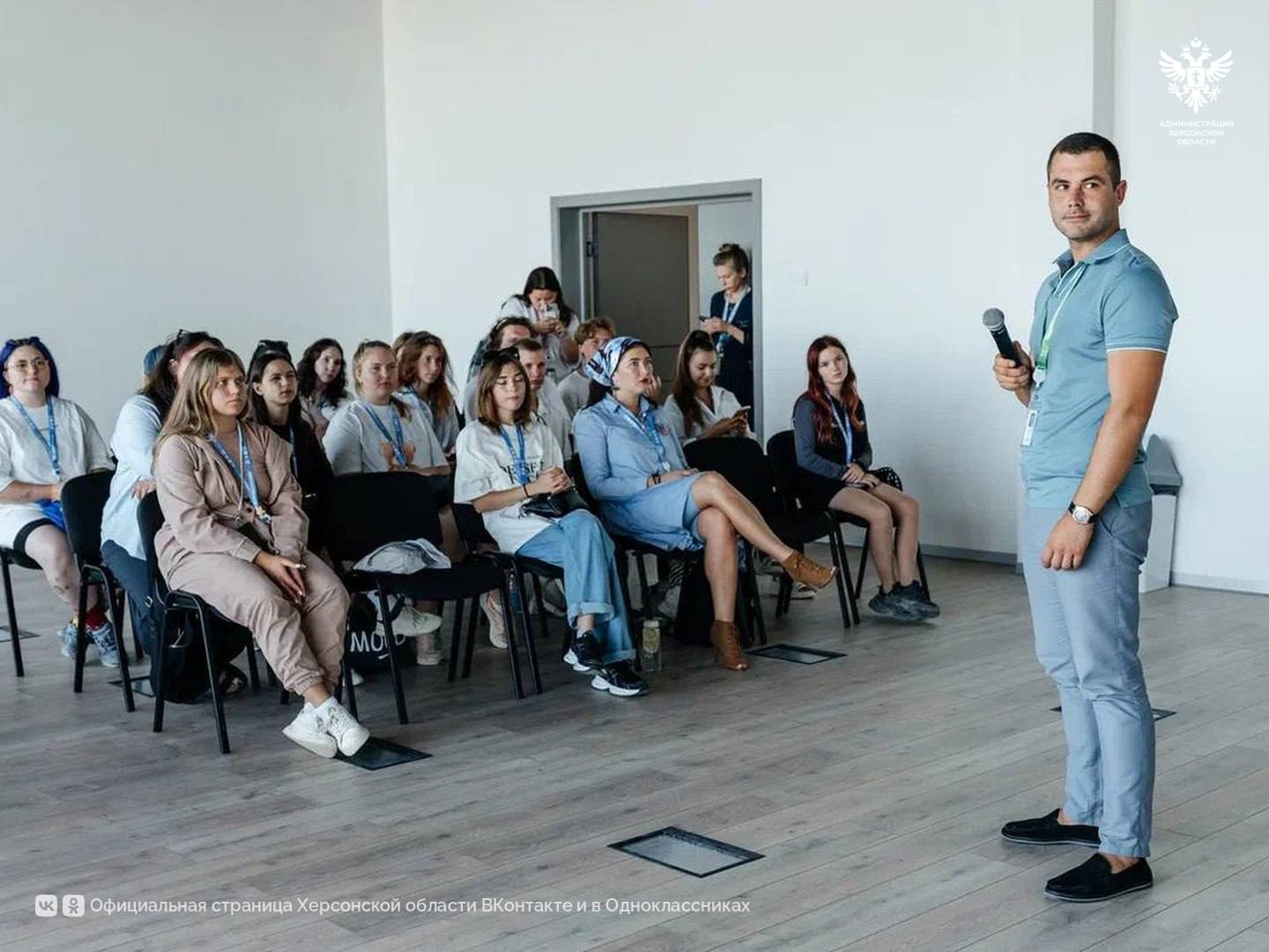 В Херсонской области обсудили развитие культуры с молодыми специалистами В творческом посёлке Счастливцево состоялась арт экспедиция приуроченная к 185 летию со дня рождения Петра Чайковского В мероприятии приняли участие министр культуры Херсонской области Артём Лагойский и более 20 молодых специалистов из разных регионов России которые обсудили перспективы культурного развития региона и предложили концепции развития молодёжного центра Представители творческих профессий научной сферы и общественных организаций из более чем 20 регионов России объединились для обсуждения вопросов культурного развития Херсонской области Министр культуры Херсонской области Артём Лагойский встретился с участниками летней школы Академии творческих индустрий Меганом В ходе диалога министр рассказал о комплексной работе по восстановлению учреждений культуры поддержке одарённых детей и важности живого общения с молодёжью Большое спасибо за то что вы приехали в Херсонскую область с визитом И для нас и для нашей молодёжи это очень ценно и важно Мы надеемся что в нашем регионе есть то что вас заинтересует и вы будете приезжать сюда и в дальнейшем обратился к участникам Артём Лагойский Участники экспедиции предложили 60 концепций развития Счастливцево как центра притяжения творческой молодёжи Счастливцево оказалось целым городом творческих и образовательных возможностей для молодёжи За время пребывания в посёлке мы максимально прониклись атмосферой культуры Новороссии благодаря встрече с министром культуры Херсонской области Артёмом Лагойским поделился участник Никита Ковалёв Сайт ВК ОК MAX Администрация Херсонская область VGA Kherson SALDO VGA