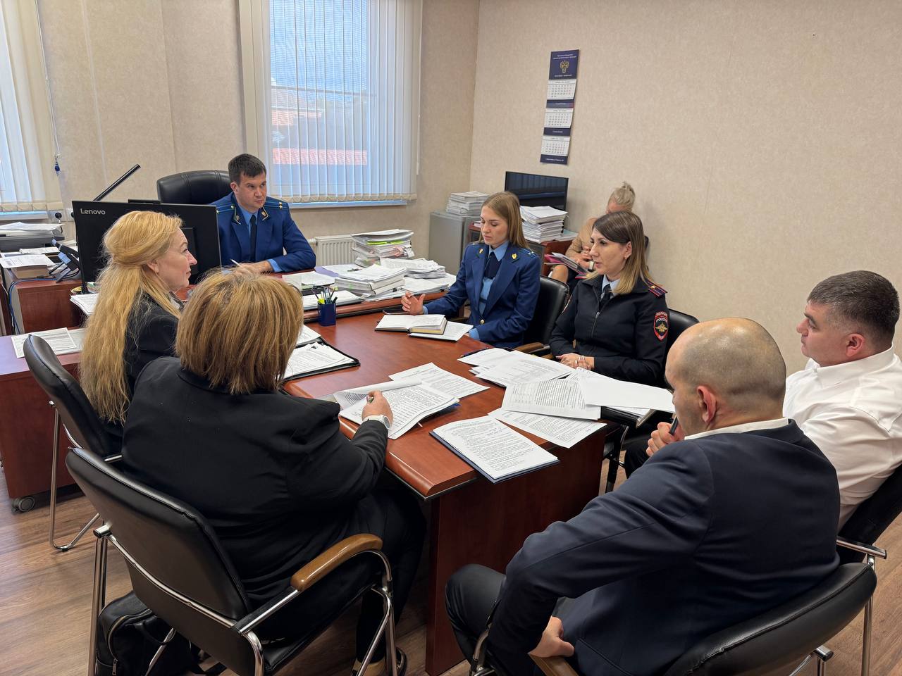 Прокуратурой Центрального административного округа г Краснодара проведено межведомственное совещание с руководителями структурных подразделений территориального отдела полиции представителей территориальной Комиссии по делам несовершеннолетних и защите их прав Под председательством заместителя прокурора округа Алексея Фефелова проведено межведомственное совещание с участием руководителей структурных подразделения ОП Центральный округ УМВД России по г Краснодару и представителей Комиссии по делам несовершеннолетних и защите их прав администрации ЦВО г Краснодара по вопросам профилактики подростковой преступности расследования преступлений совершенных в сфере информационно телекоммуникационных технологий а также организации профилактической работы в данном направлении На совещании обсуждены итоги работы правоохранительных органов затронуты актуальные вопросы касающиеся качества профилактических мероприятий проводимых в указанной сфере запланированы мероприятия направленные на предупреждение совершения несовершеннолетними повторных правонарушений исправление состоящих на профилактическом учете лиц По итогам прокуратурой округа даны конкретные указания в том числе о необходимости усиления контроля со стороны руководства отдела МВД за деятельностью подчиненных работников организации взаимодействия между органами системы профилактики Работа в данном направлении находится на контроле в прокуратуре округа