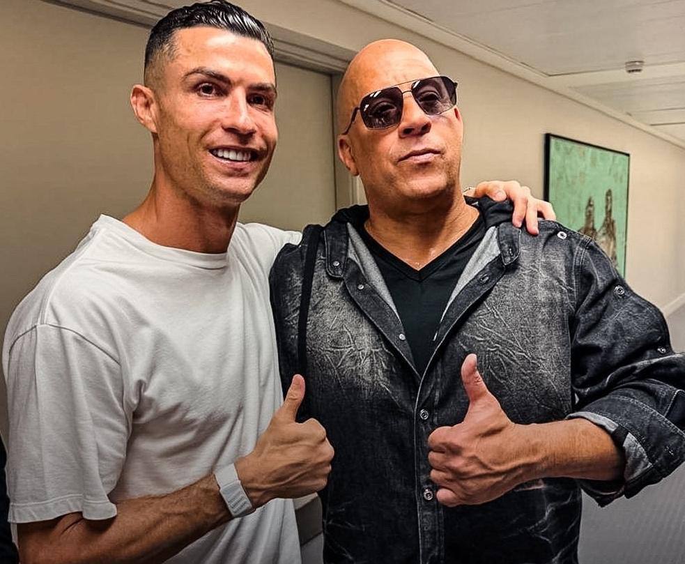 Криштиану Роналду исполнит одну из ролей в новом Форсаже Вин Дизель официально подтвердил что легендарный португалец вольется в семью и сменит футбольное поле на гоночную трассу Для звезды уже специально прописали персонажа Увидеть актерский дебют Криша в окружении взрывов и спорткаров можно будет в апреле 2027 года Последний заезд