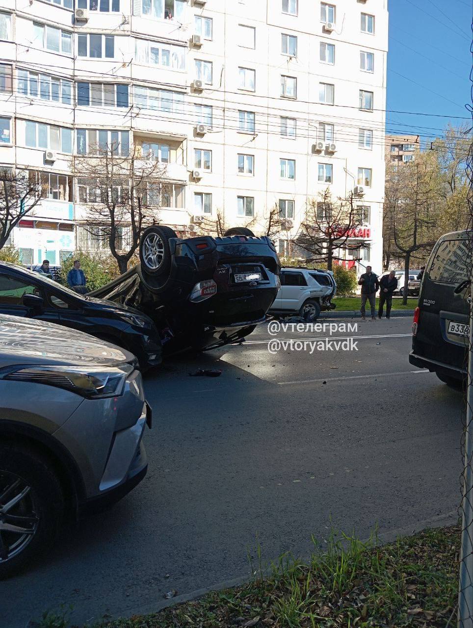 Во Владивостоке произошло серьезное ДТП    На улице Русской, 88 после столкновения легковой автомобиль перевернулся на крышу. В районе кольца Багратиона собирается пробка.  Источник: