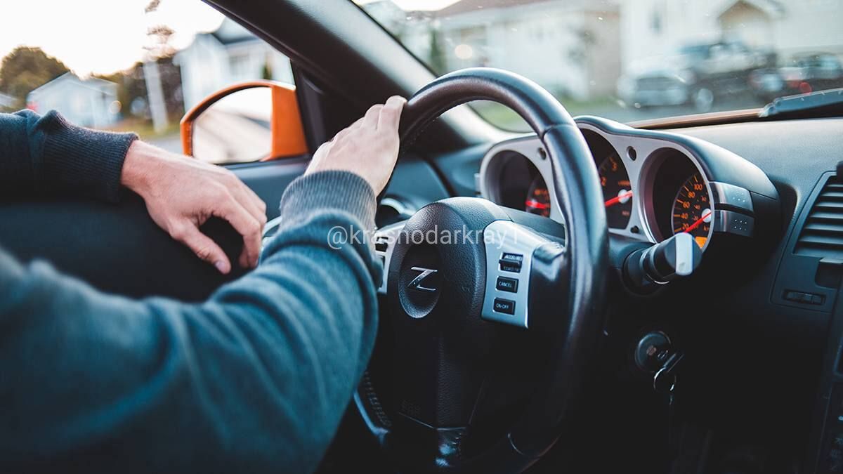 Юристы предупредил о штрафах до 250 тысяч рублей для курящих автомобилистов.  В России за выброшенный из машины окурок грозит штраф до 3 тыс. руб. для граждан, до 30 тыс. для должностных лиц и до 250 тыс. для юрлиц, сообщил автоюрист Лев Воропаев.  Нарушение подпадает под региональные законы о благоустройстве. Если окурок вызовет пожар, виновнику грозит уголовная ответственность за порчу имущества.  Ваши видео высылайте нам в бот     Подпишись поделись      Прислать  видео новость