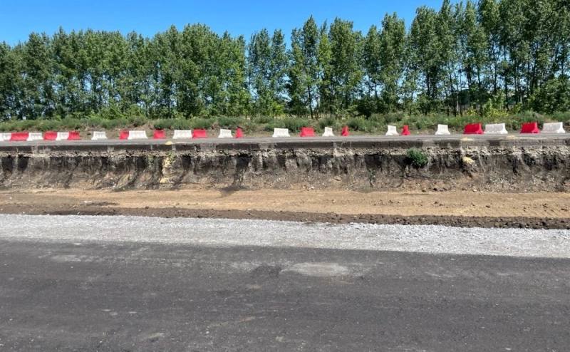 В Курской области в 2025 году отремонтируют 303 км региональных дорог В Курской области дорожники приступили к активной фазе ремонтного сезона. Всего на 2025 год запланировано обновление 303 км региональных дорог. Об этом сообщил врио губернатора Александр Хинштейн в своем телеграм-канале. Первым участком, где начались работы, стал отрезок трассы «Курск — Борисоглебск — Касторное — граница Липецкой области» в Касторенском районе. Здесь будет обновлено 23 км асфальтового покрытия, ведущего от федеральной трассы до завода ГК «Содружество». Стоимость проекта оценивается в 1 млрд руб., при этом власти не исключают привлечение инвесторов.