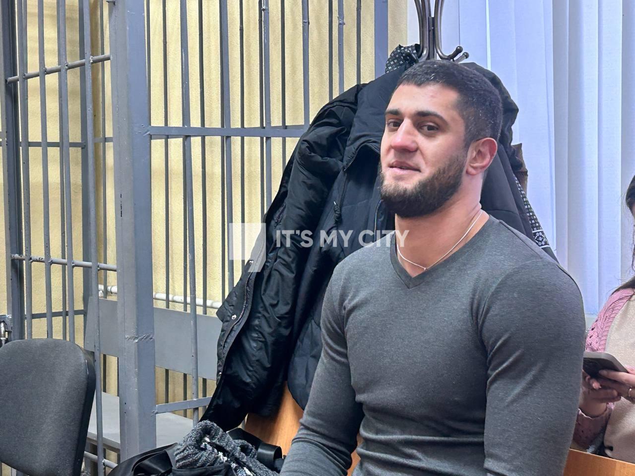 Жителя Екатеринбурга стрелявшего у храма Большой Златоуст приговорили к колонии поселению Роману Штадлеру назначили два года и два месяца колонии поселения его судили по статье о хулиганстве Поводом для уголовного дела стало видео опубликованное в канале екатеринбургской Русской общины в котором мужчина танцевал с пистолетом в руках а затем один раз выстрелил из него в воздух Все это происходило на перекрестке Малышева 8 Марта Штадлер танцевал на фоне храма Большой Златоуст из за чего общинники призвали полицию привлечь мужчину за оскорбление чувств верующих Также они утверждали что Роман Штадлер целился и стрелял в людей но на суде сторона защиты доказала что обвиняемый выстрелил лишь в воздух Подробнее по ссылке   tinyurl com muzcsx67 It s My City