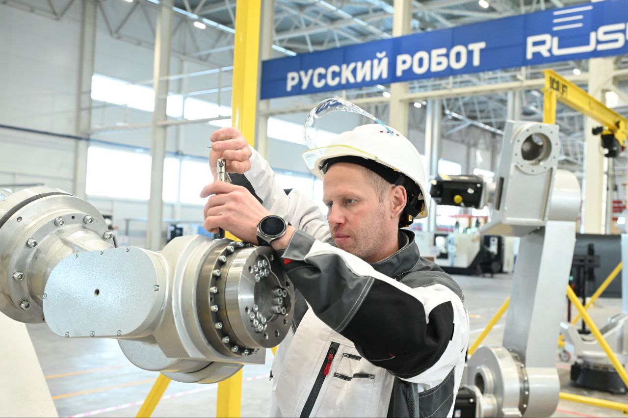 Роботы и дроны заменят людей на опасных участках производства новых южноуральских заводов Роботизированные производства запустят в особой экономической зоне на Южном Урале. Соглашения об этом подписал губернатор Челябинской области Алексей Текслер на Петербургском экономическом форуме. Один завод будет выпускать газовые баллоны высокого давления, второй – прицепную технику. Цеха будут оборудованы как роботами, так и беспилотными транспортными системами, что позволит создать практически «безлюдные» производства, заменив все сложные и опасные участки отечественными высокотехнологичными решениями. Отработанные подходы можно будет распространить на другие новые заводы в различных регионах России. «Это флагманские проекты как для региона, так и для страны в целом, поскольку строительство инновационных производств с применением новых высоких технологий роботизации и автоматизации технологических процессов – основа технологического уклада будущего», - подчеркнул Алексей Текслер.