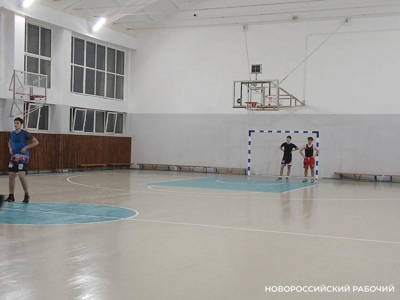 НР соцсфера Во Дворце творчества Новороссийска отремонтировали спортзал Был зелено желтый стал бежево зеленый Так изменилась цветовая гамма в спортзале Дворца творчества после ремонта Наконец то он закончился Ремонта ожидали многие юные физкультурники из различных спортивных секций Это пространство используют для многих соревнований различного уровня Аукцион на ремонт спортзала был объявлен в первом квартале этого года Тогда на него планировалось израсходовать 7 7 млн рублей Была предусмотрена замена радиаторов и электропроводки выравнивание поверхностей бетонирование демонтаж старых перегородок и монтаж новых Планировалось выполнить работы со 2 июня по 15 августа Но произошла задержка и только в конце ноября юные спортсмены пришли туда на тренировки Обновленный спортзал еще пахнет свежей краской но выглядит гостеприимно novorab official Мы в МАХ