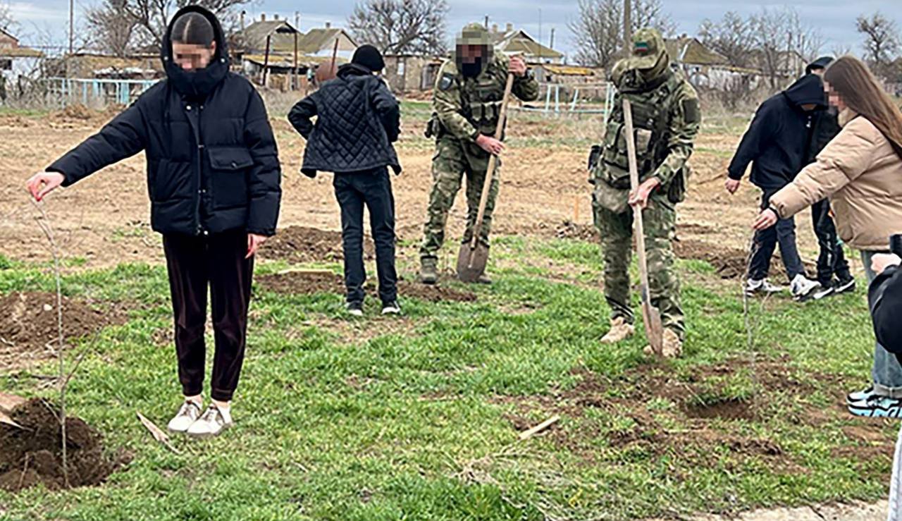 Росгвардейцы провели акцию «Аллея памяти» в Херсонской области   Военнослужащие и сотрудники Росгвардии совместно со школьниками высадили деревья в Скадовском и Каланчакском муниципальных округах. Акция приурочена к 80-летию Победы в Великой Отечественной войне и посвящена памяти героев, отдавших жизни за Родину.     Кроме того, росгвардейцы провели для ребят урок мужества, рассказав о своей службе и возможностях поступления в высшие военные учебные заведения ведомства.    #80летПобеды