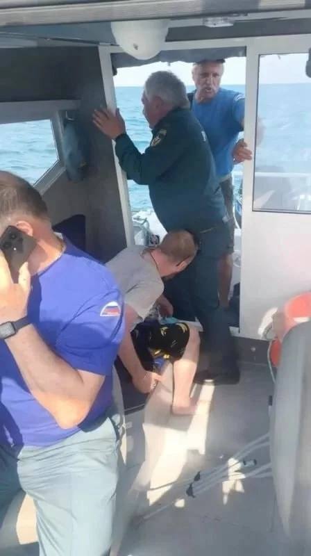 В море в районе Феодосии спасатели нашли надувной матрас с пьяным отдыхающим. Бедолагу унесло аж за 3 километра от берега. Он был с аппаратом Илизарова, на костылях и с пивасиком в руках. Его подняли на борт спасательного катера и доставили обратно на сушу, а медпомощь ему даже не понадобились. Он просто выбрал быть счастливы. Новости №1 в Ростове Прислать новость/фото