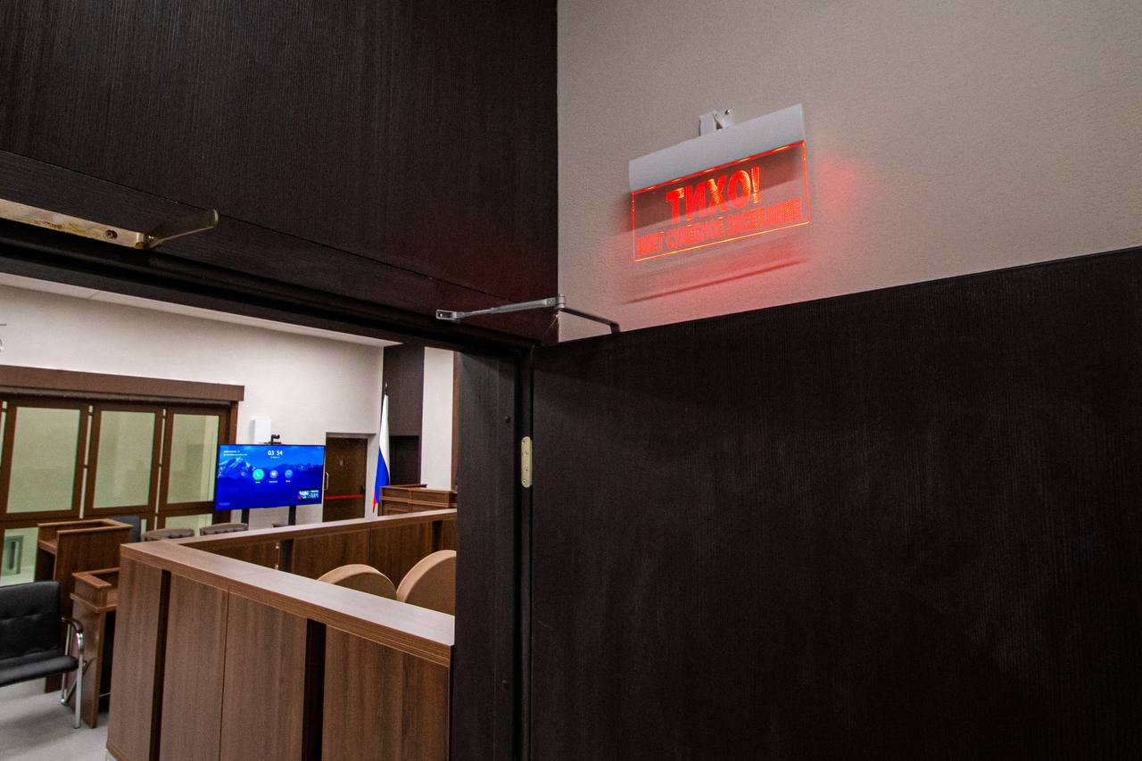 Академический районный суд г Екатеринбурга приступил к слушанию уголовного дела в отношении экс замминистра строительства и развития инфраструктуры Свердловской области Дубровина И В и бывшего директора ООО Омега Строй Пономарева В А обвиняемых в совершении преступления предусмотренного ч 4 ст 159 УК РФ  По версии обвинения подсудимые похитили 63 млн рублей из аванса по договору заключенному в целях реализации государственного оборонного заказа во исполнение госконтракта на полный комплекс работ по объекту застройки в г Орске Оренбургской области Сегодня государственным обвинителем оглашено обвинительное заключение судом установлен порядок исследования доказательств по делу Идет судебное следствие Уголовное дело находится в производстве судьи Здор Евгении Анатольевны Академический районный суд Екатеринбурга