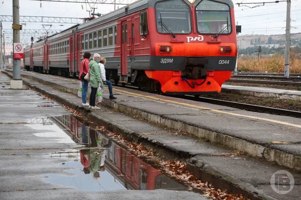 В Волгоградской области из-за повреждения подстанции приостановили движение поездов  Об этом сообщает транспортная прокуратура.  В четверг, 31 июля, из-за повреждения тяговой подстанции на станции Канальная Приволжской железной дороги в Волгоградском регионе приостановлено движение поездов, имеются задержки. Об этом "Городские вести" сообщают со ссылкой на Южную транспортную прокуратуру  ЮТП . Надзорный орган держит ситуацию на контроле.  Как рассказали в ведомстве, прокурорами контролируется соблюдение прав пассажиров.  Граждане также могут обращаться к дежурному прокурору ЮТП по телефону: 8-919-899-87-33.