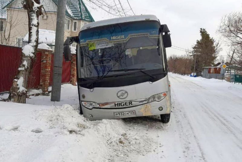 В Приморье полиция проверяет информацию о съехавшем в кювет автобусе   В ходе мониторинга сети Интернет полицейские обнаружили видеоролик о пассажирском автобусе маршрута № 8/4, съехавшем в кювет. В происшествии никто не пострадал.   6 февраля на улице Первомайской в Дальнереченске водитель автобуса допустил съезд с проезжей части и не сообщил о ДТП в Госавтоинспекцию, покинув место происшествия.    ‍  Полиция организовала проверку, устанавливаются участники и обстоятельства инцидента.   Предварительная информация показывает, что участники не обращались за медицинской помощью.   Сотрудники полиции призывают очевидцев ДТП немедленно сообщить об этом. Они напоминают правила поведения на месте происшествия:    прекратить движение   установить аварийный треугольник   осмотреть себя и других   оставить транспортное средство на месте до завершения разбирательства   При наличии пострадавших необходимо сообщить о них в медучреждение и оказать помощь, если это безопасно.