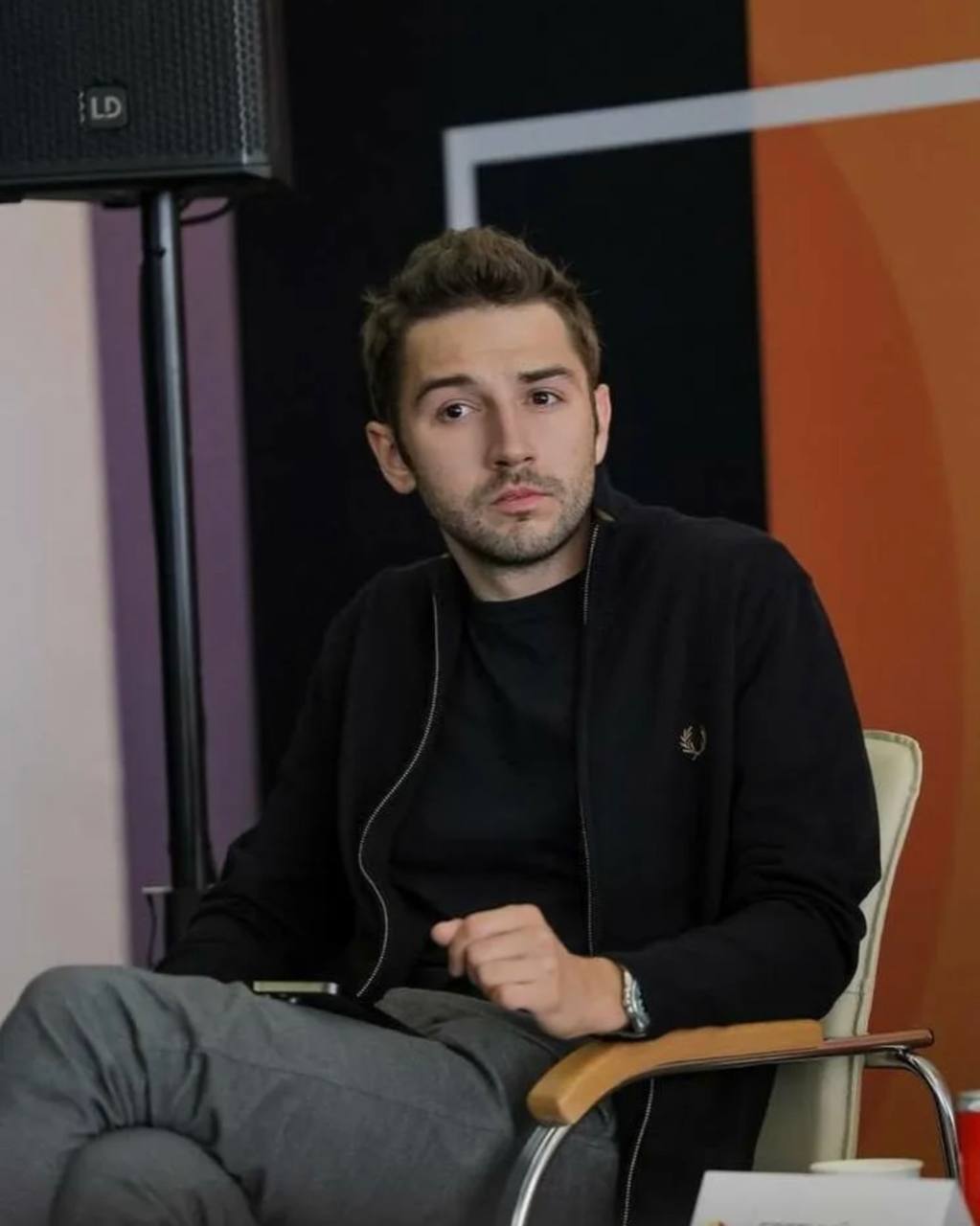 Арестован директор Института демографического развития Евгений Журавлев Его обвиняют в мошенничестве Дело может быть связано с жалобой двух сотрудников института проектного менеджера и начальника отдела информационного обеспечения Они обратились в СК прокуратуру и администрацию президента указав на возможные коррупционные нарушения Официальных подробностей пока нет Висит телега Читайте наши новости в МАХ