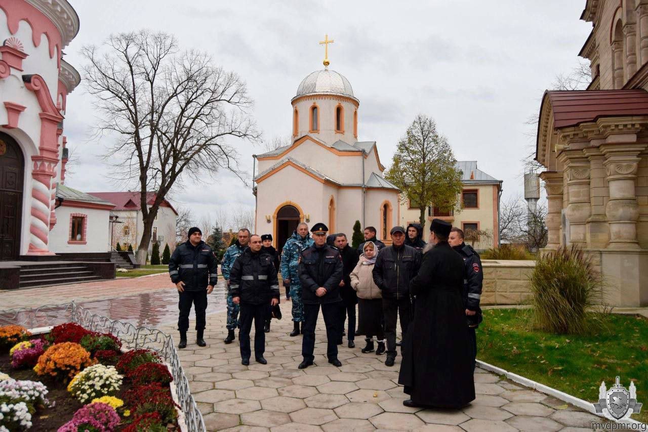 Руководство и ветераны бендерской милиции посетили Свято-Вознесенский монастырь в Кицканах, приурочив визит к Дню образования УВД города  Во время экскурсии они узнали об истории монастыря, его архитектуре, достопримечательностях и миссии священнослужителей. Также на территории находятся церковный музей, библиотека, типография и мастерская иконописи. Экскурсия завершилась беседой о сохранении духовных и семейных ценностей.