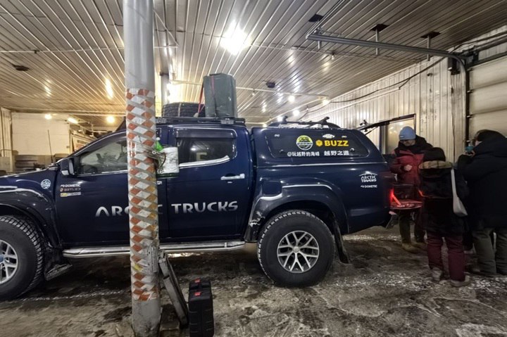 Китайские туристы отправятся к самой дальней точке Якутии Служба спасения Якутии вновь напоминает о важности регистрации для всех туристических групп Так 8 января прошла встреча с группой туристов из Китая Начальники профильных отделов Геннадий Алексеев и Василий Егоров провели для гостей обязательный инструктаж 18 китайских путешественников на девяти автомобилях выехали из Пекина еще 19 декабря и через Казахстан добрались до Якутии Их конечная цель мыс в Анабарском районе самая северная точка Дальнего Востока Согласно китайской легенде этот мыс похожий на голову дракона приносит счастье каждому кто до него доберется Спасатели дали туристам все необходимые рекомендации ведь главная опасность в таких походах неподготовленность Группа в которую входят два опытных путешественника и переводчик соотечественница готовится к старту 10 января Фото Служба спасения Якутии