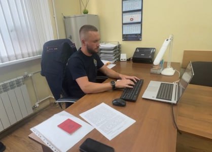 На Ставрополье сотрудник полиции создал банду для кражи драгоценностей Экс- начальника угрозыска Предгорненского отдела МВД и троих его сообщников обвиняют в кражах в особо крупном размере. Преступная группировка действовала в округе с 2020 по 2022 гг. Экс-сотрудник полиции создал банду для кражи ювелирных украшений, денег и другого имущества. В группу входили еще трое, в том числе близкий друг лидера ОПГ. Обвиняемые, по наводке бывшего начальника угрозыска, проникали в дома, когда хозяев не было дома. К каждому преступлению готовились тщательно. Использовали сим-карты, оформленные на других людей, ездили на машинах без номеров, использовали подручные орудия взлома и перчатки, чтобы не оставлять следов. После кражи, главарь распределял похищенное между участниками. В результате жителям был причинен ущерб на сумму больше 15 млн рублей. Раскрыли дело сотрудники краевых управлений СКР, ФСБ и МВД. Все заключены и под стражу. Их имущество и счета арестовали. Уголовное дело направили в суд.