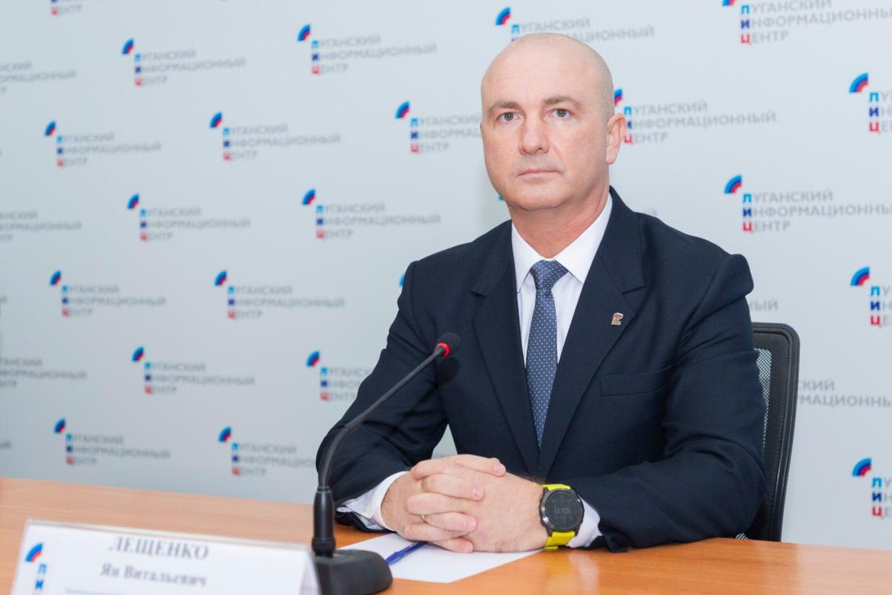 Комитет Народного Совета ЛНР по обороне в уходящем году рекомендовал парламенту Республики принять 11 законопроектов Об этом на брифинге в ЛуганскИнформЦентре сообщил председатель комитета Ян Лещенко Комитетом Народного Совета ЛНР по делам военнослужащих гражданской обороне и чрезвычайным ситуациям правопорядку делам казачества и поддержке участников специальной военной операции за 2025 год проведено 39 заседаний по итогам которых рассмотрено 333 вопроса в том числе восемь обращений граждан 157 проектов федеральных законов и 23 законодательные инициативы и обращения поступивших от субъектов РФ рассмотрено и рекомендовано к принятию Народным Советом 11 проектов законов ЛНР и два проекта постановления Народного Совета рассказал парламентарий Он отметил что значительную часть работы комитета занимают приемы граждан которые помогают выявлять пробелы в законодательстве Мы в MAX