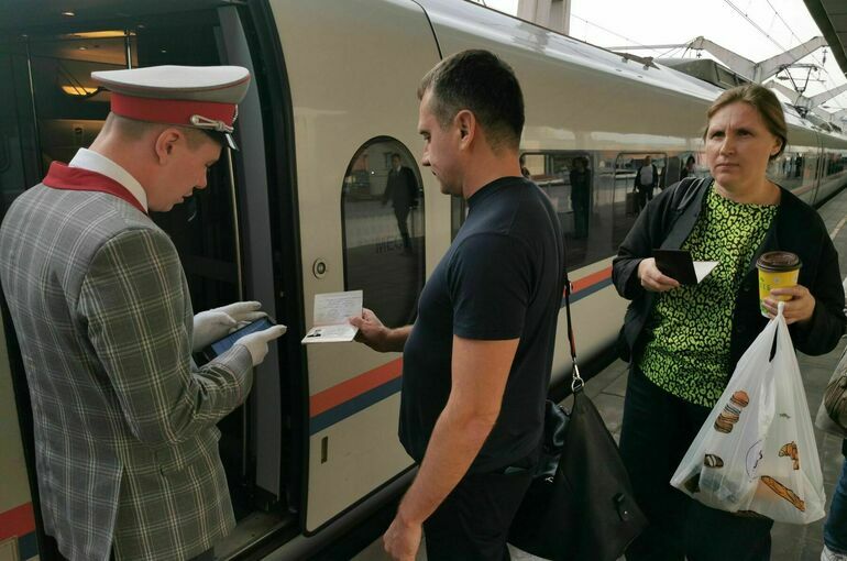 ФАС предлагает ввести сбор за возврат ж/д билетов ФАС России предложила установить сбор при возврате железнодорожных билетов в пределах 10% от их стоимости. Сейчас это фиксированная сумма, которую снизили до 3,2 рубля из-за пандемии. Новый проект постановления должен устранить недобросовестное приобретение билетов и улучшить планирование поездок. Перевозчики смогут сами определять сбор от 0 до 10%. Возврат всей суммы возможен, если сдача билета происходит за 8 часов до отправления. Эти изменения призваны избежать дефицита мест в поездах и оптимизировать процесс возврата билетов.