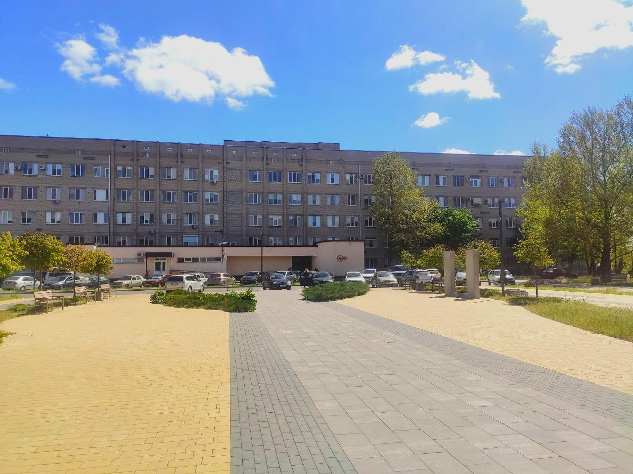 Карелия организует прием офтальмологов в Мелитопольской больнице для пациентов из Васильевки и Днепрорудного  Офтальмологи из Краснодарского края проведут прием пациентов из Запорожской области в Мелитопольской больнице с 11 по 13 августа. Запись на прием уже открыта в Васильевке и Днепрорудном.  «Офтальмологическая помощь очень востребована в Васильевке и Днепрорудном. Во время командировки в подшефный регион министр здравоохранения Карелии Михаил Охлопков договорился с коллегами - офтальмологами из Краснодарского края, что они приедут в Мелитопольскую больницу. Врачи будут оперировать взрослых жителей. Карелия доставит коллег в Мелитополь», – пояснил главный хирург Карелии Александр Романов, который неоднократно выезжал в командировку в Васильевскую больницу и больницу Днепрорудного. Даже находясь в Карелии, он всегда на прямой связи с коллегами и пациентами.  Помощь жителям и коллегам подшефного региона карельские медики оказывают с 2023 года.  Читайте нас ВКонтакте, Одноклассники