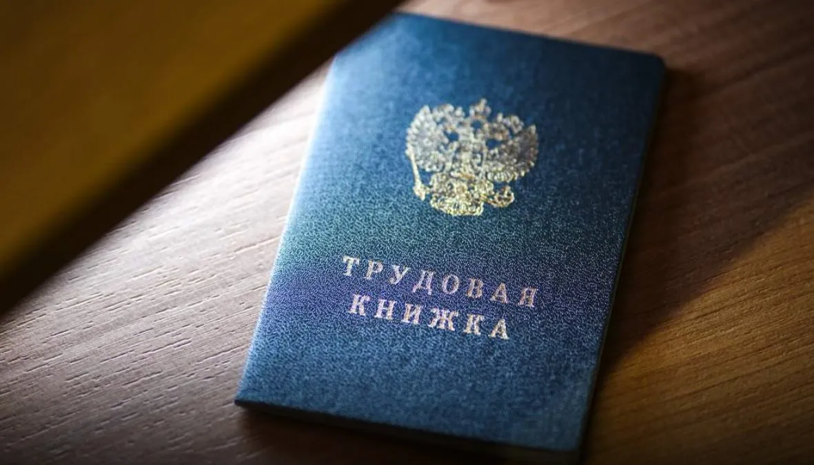 Доля вакансий для кандидатов без опыта в России упала на четверть в I квартале 2026 года Работодатели сокращают набор начинающих на фоне внедрения искусственного интеллекта и роста требований к эффективности Бизнесу выгоднее нанимать уже подготовленных специалистов чем инвестировать в обучение Это ведет к ужесточению входа на рынок труда молодежи и студентам сложнее найти первую работу а сроки поиска могут увеличиться jkinvest news jkinvest