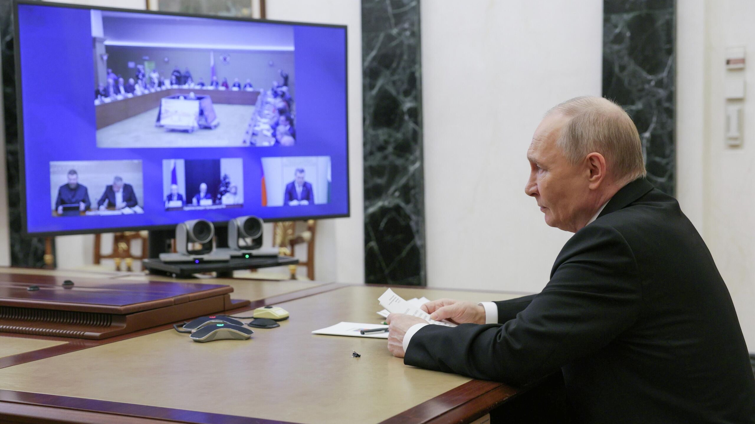 Президент РФ Владимир Путин потребовал не допускать необоснованного роста тарифов жилищно коммунальных услуг Обращаюсь сейчас к своим коллегам и в правительстве и в регионах Российской Федерации чтобы ни в коем случае не допускать необоснованного роста тарифов в системе ЖКХ сказал глава государства в ходе Совета по развитию гражданского общества и правам человека