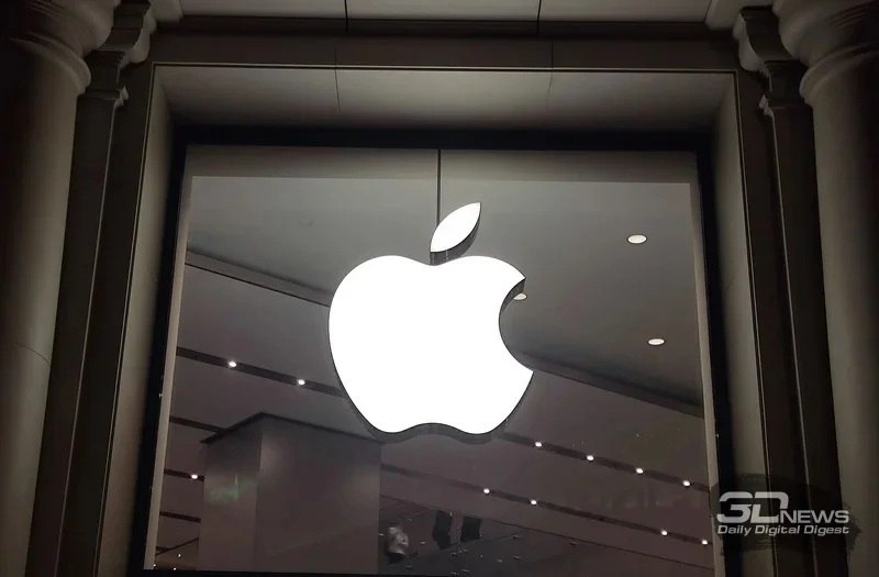 Акционеры Apple подали коллективный иск о мошенничестве, обвинив компанию в обмане относительно сроков выхода обновлённого Siri на базе ИИ. В иске, поданном в Окружной суд США, утверждается, что задержка с интеграцией ИИ-функций принесла акционерам потенциальные убытки в сотни миллиардов долларов. Акционеры, возглавляемые Эриком Такером, заявляют, что Apple создала ложное впечатление о готовности Siri к выходу и его влиянии на продажи iPhone 16. В результате акции компании упали почти на четверть, уронив её рыночную стоимость на $900 млрд. Среди ответчиков - генеральный директор Тим Кук и другие высокопоставленные должностные лица. В марте 2025 года Apple подтвердила, что запуск "поумневшей" версии Siri откладывается до 2026 года. Источники: - Reuters%20%2D%20Apple,sales%20and%20its%20stock%20price. - AppleInsider