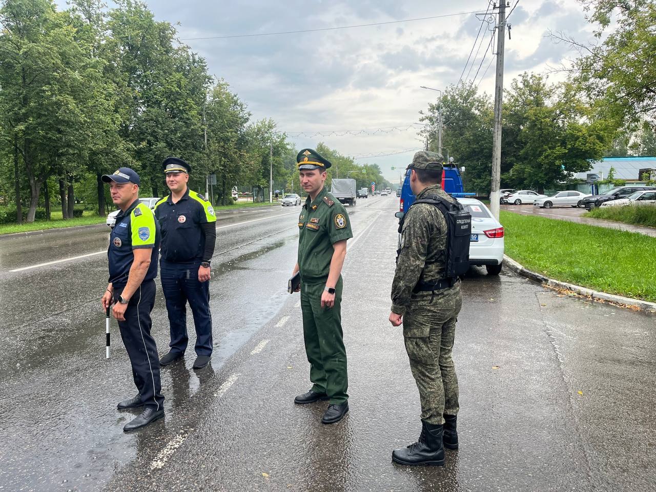 В Чеховском округе Подмосковья обнаружили уклонистов  Очередной рейд по выявлению уклоняющихся от постановки на воинский учёт граждан прошёл в муниципальном округе Чехов.  В мероприятии приняли участие сотрудники Следственного комитета, полиции и военкомата. В результате представители закона обнаружили двух водителей такси, которые получили гражданство РФ, но при этом не встали на воинский учёт и избежали возможного призыва на военную службу.  Таксистам вручили повестки в военный комиссариат, где примут решение о постановке их на воинский учёт.  Подобные проверки в Чеховском округе будут продолжаться, добавили в силовых ведомствах.