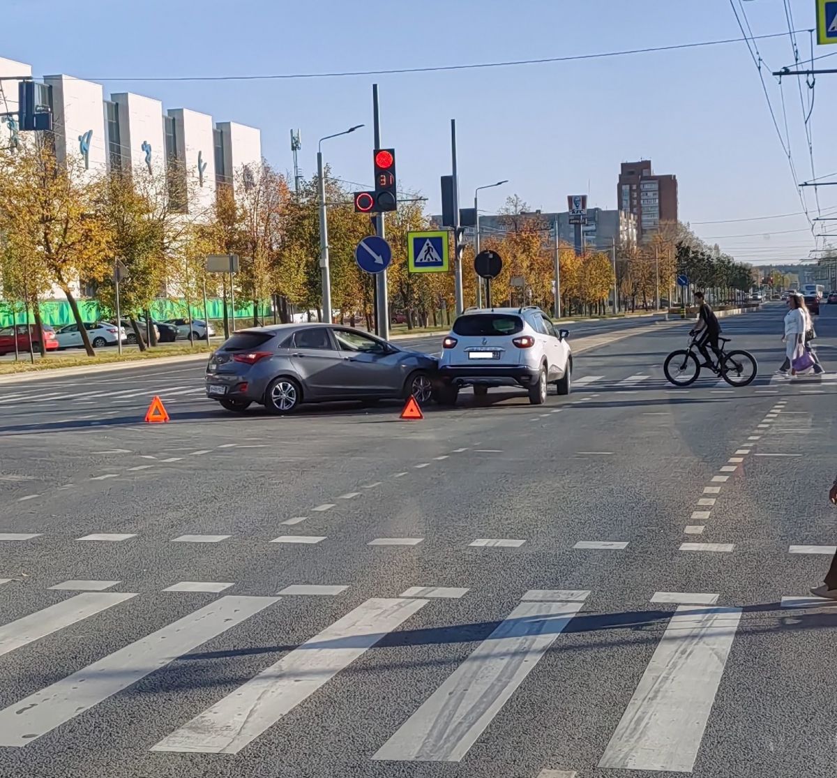 В Иванове на пешеходном переходе столкнулись две легковушки     Жесткое ДТП произошло в Иванове днем 3 октября, о нем сообщили в соцсетях очевидцы.  ↗  Прислать новость   Подписаться