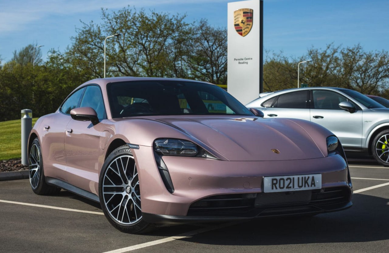 Porsche сообщил о снижении мировых продаж из-за Китая В первом полугодии 2025 года Porsche реализовал 146 391 автомобиль — это на 6% меньше, чем за тот же период 2024 года. Падение связано с потерей 28% продаж на рынке Китая. При этом в Северной Америке продажи выросли на 10% благодаря снижению цен после введения импортных пошлин.