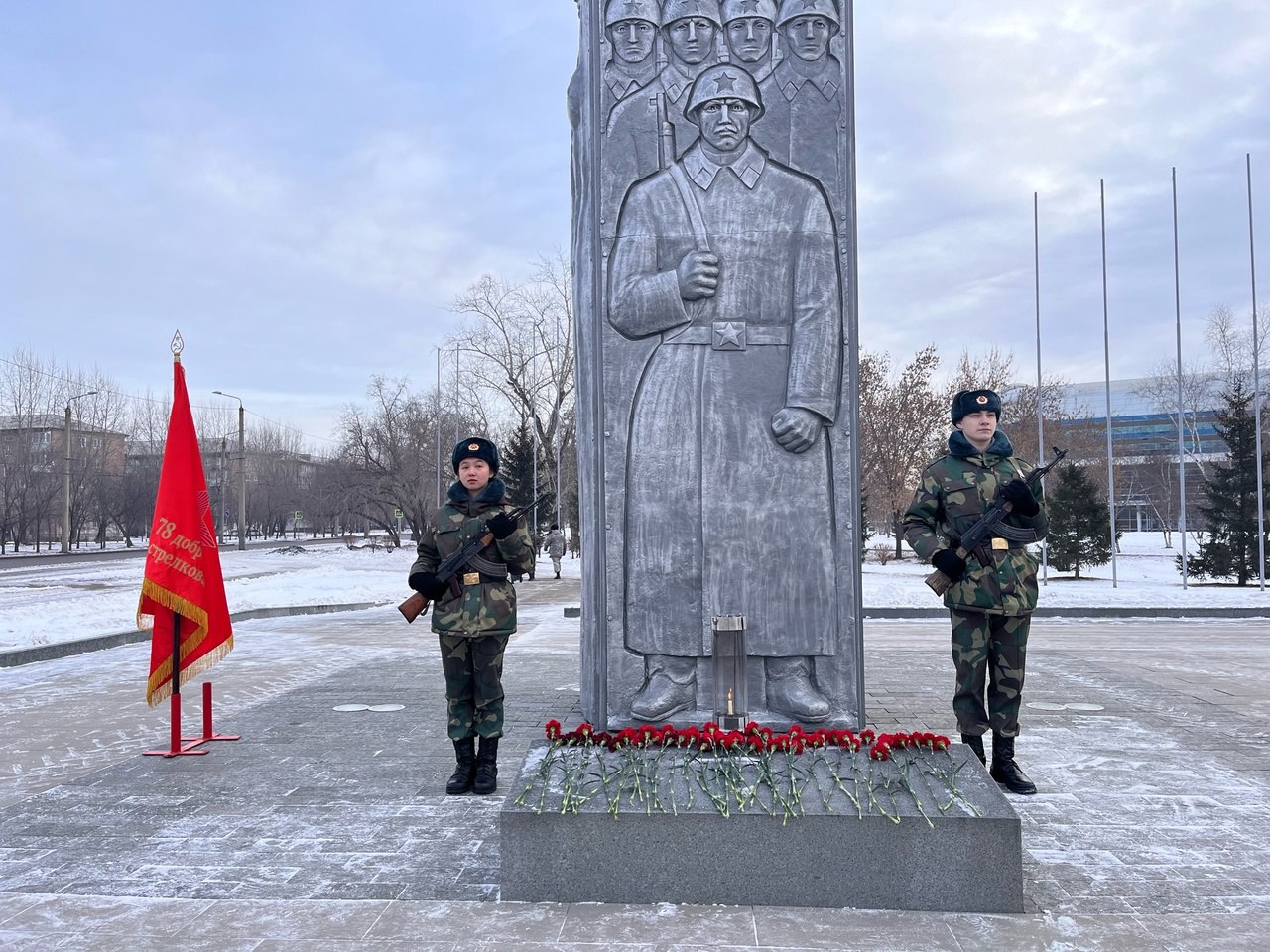 Лампаду с частицей Вечного огня установили к обелиску в честь воинских частей в парке «Гвардейский»  Сегодня представители совета ветеранов, сотрудники и учащиеся школ, участники проекта «Пост №1» и жители района возложили цветы к лампаде с Вечным огнём. Одним из почётных гостей стал участник специальной военной операции, кавалер Георгиевского Креста IV степени и обладатель медали «За мужество и доблесть» Максим Богданкевич.  Следующие три недели постовцы будут нести почётную караульную службу у стелы.   Советский район стал финальной точкой путешествия Вечного огня по знаковым местам Красноярска, которые связанны с Великой Отечественной войной.   Напомним, что в мае 2024 года прошла церемония сохранения Вечного огня.  Тогда огонь был временно погашен и помещён в специальную лампаду. Это было необходимо в связи с началом реконструкции музейного комплекса.  23 февраля 2025 года запланировано первое несение почётной караульной службы на обновленной Площади Победы. В День Защитников Отечества «Пост №1» отметит свой 10-летний юбилей.  #мемориалпобеды