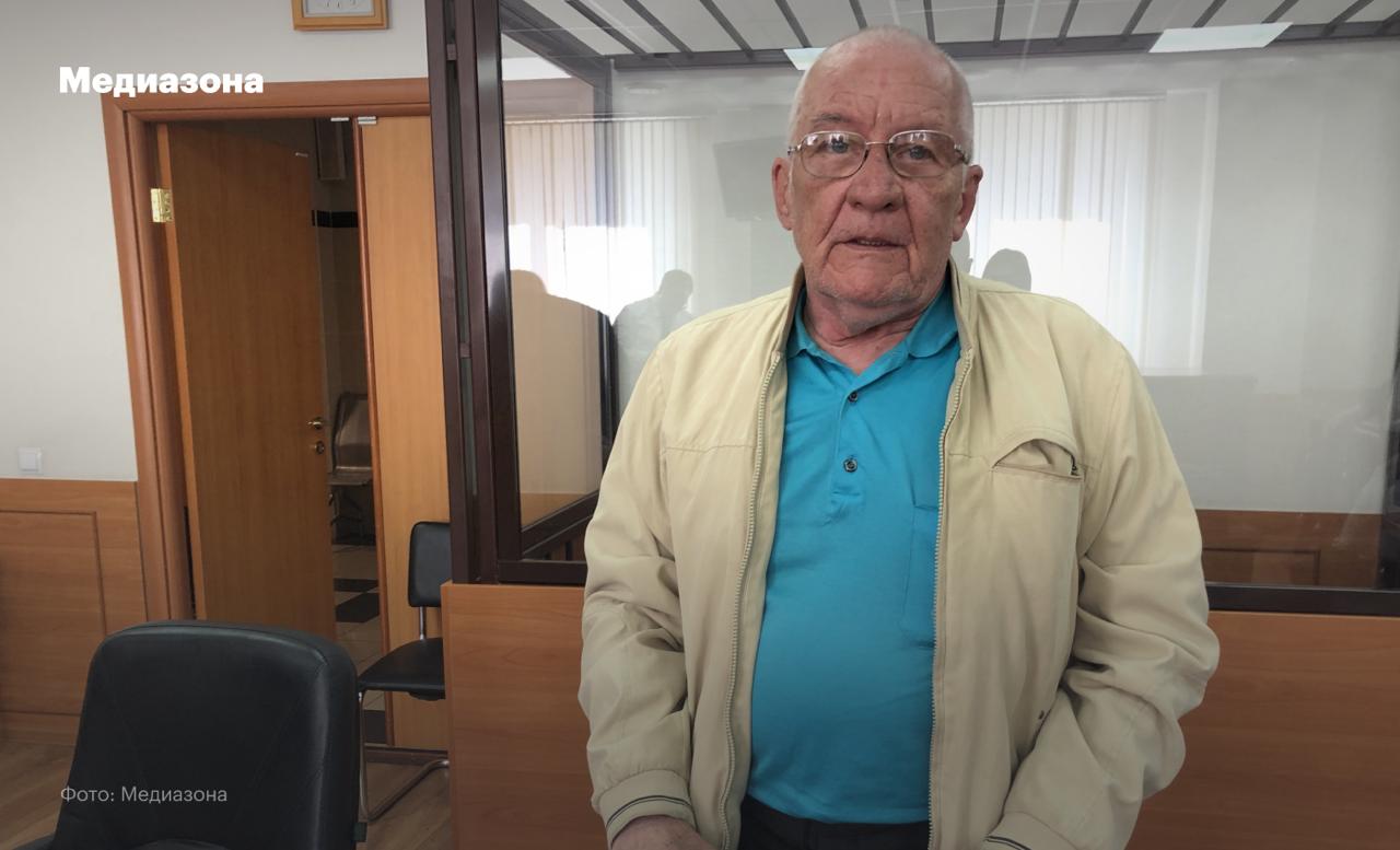65 летнему пенсионеру Андрею Фогелю из Нижнего Тагила обвиняемому в попытке организовать нападения на менеджеров Уралвагонзавода запросили принудительное лечение Об этом стало известно Медиазоне Прокуратура считает что Фогель три года готовил террористическую ячейку для нападений на топ менеджеров Уралвагонзавода и ликвидации руководства страны Обвинение строится на скрытых диктофонных записях бесед Фогеля и его давнего знакомого представителя независимого тагильского профсоюза Солидарность и рабочего Уралвагонзавода трижды судимого Павла Сергиени который сотрудничал с ФСБ Накануне прений Медиазона подробно рассказывала о деле Фогеля и роли Сергиени Как нам удалось выяснить Павел Сергиеня также имеет отношение к уголовному делу против американского журналиста Эвана Гершковича которого осудили на 16 лет за шпионаж а затем освободили в рамках международного обмена заключенными Теоретической работой Фогеля в террористической ячейке обвинение называет семинары о социализме создание Координационного совета левой оппозиции для участия в выборах в гордуму и участие в движении За новый социализм Практической тренировку с коктейлями Молотова в лесу куда Фогеля привез Сергиеня и росгвардеец Андрей Верезубов Фогеля арестовали в январе 2024 года 10 месяцев он провел в СИЗО а затем из за ухудшения состояния был переведен в психиатрическую больницу где находится до сих пор