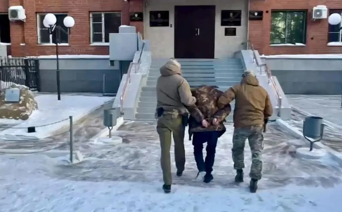 23 года лишения свободы получил житель ЕАО за подготовку теракта В Еврейской автономной области вынесен приговор местному жителю 1992 года рождения признанному виновным в совершении особо тяжкого преступления против государства Следствием и судом установлено что осужденный используя иностранный мессенджер вступил в переписку с представителем запрещенной на территории РФ террористической организации В ходе общения с украинской стороной мужчина добровольно согласился на систематическое выполнение заданий направленных против безопасности Российской Федерации Его задержали с поличным при подготовке теракта на объекте УМВД России по ЕАО Подробнее читайте по ссылке   riabir ru 482635 Читайте нас в MAX   max ru id7901526634 biz