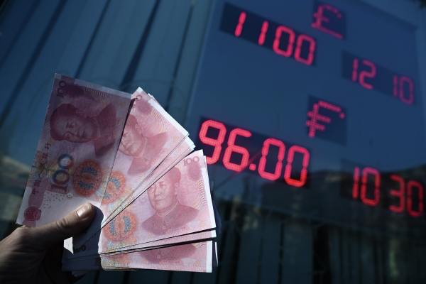 Си Цзиньпин призвал превратить юань в мировую резервную валюту Китайский лидер впервые прямо об этом заявил Как пишет Financial Times заявления главы КНР прозвучали на фоне растущей неопределённости на мировых рынках Ослабление доллара возможные изменения в руководстве Федеральной резервной системы США а также геополитическая и торговая напряжённость вынуждают центральные банки пересматривать свою приверженность долларовым активам говорится в статье В публикации для партийного журнала Qiushi политик подчеркнул необходимость создания сильной валюты широко используемой в международной торговле и инвестициях Для этого Китаю нужны мощный Центробанк и международные финансовые центры способные привлекать глобальный капитал и оказывать влияние на мировые цены Подписаться на Говорит Москва Telegram VK MAX