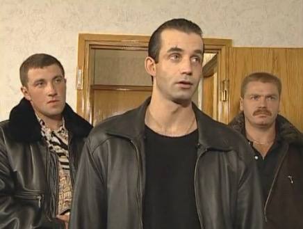 «Бандитский Петербург» может вернуться — но уже в виде ремейка. По словам журналистки Сусанны Альпериной, телеканал «Рен ТВ» выкупил права на экранизацию книг Андрея Константинова у его вдовы. Официального подтверждения от канала пока нет — как, впрочем, и опровержения.