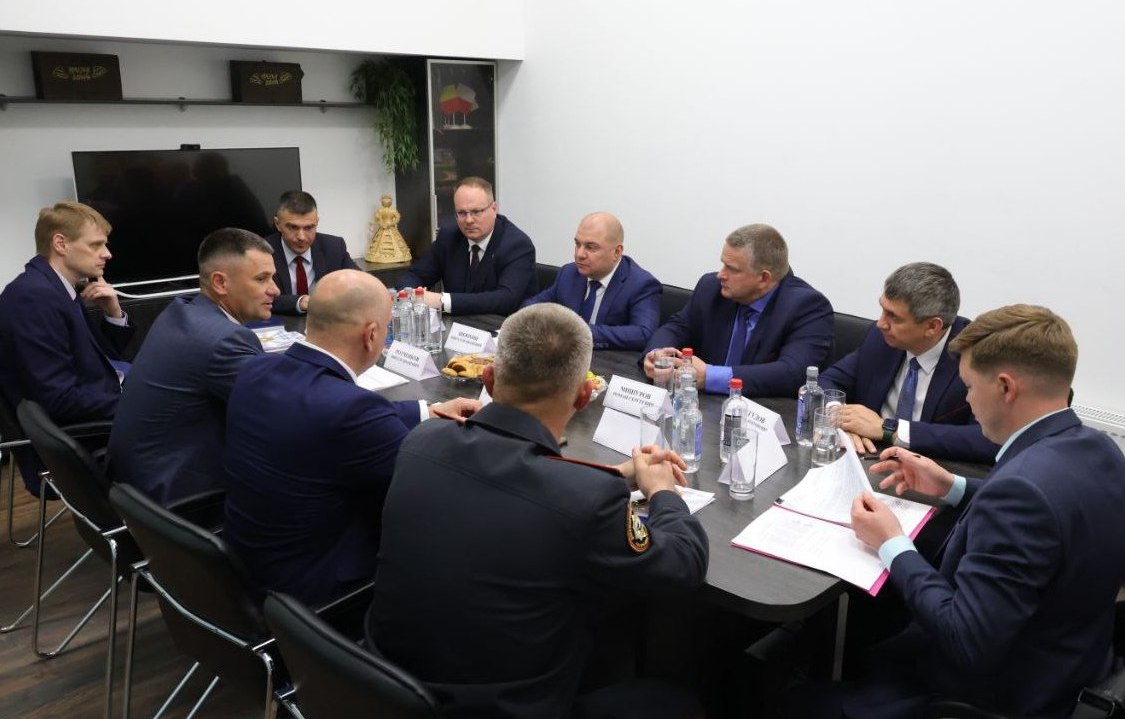 В Беларуси с рабочим визитом находится делегация главного управления по обеспечению безопасности дорожного движения МВД России Коллег приветствовал руководитель главного управления ГАИ МВД Беларуси Виктор Ротченков. Вчера гости во главе с первым заместителем начальника ГУОБДД Николаем Шеюхиным ознакомились с практикой работы с правонарушениями, зафиксированными в автоматическом режиме, посетив отдел обеспечения функционирования автоматической фиксации правонарушений МВД, пункты контроля и оплаты. Сегодня представители делегации вместе с белорусскими коллегами возложили цветы к мемориалу «Батальон милиции под командованием К. Г. Владимирова». Далее в программе — посещение регистрационно-экзаменационного подразделения ГАИ УВД Могилёвщины. Визит завершится завтра. Стороны обсудят вопросы взаимодействия в рамках Соглашения о взаимном признании и исполнении решений по делам об административных правонарушениях, уделив особое внимание работе с нарушениями, зафиксированными в автоматическом режиме, и обмену информацией о владельцах транспортных средств. Редакция МВД в Telegram Instagram