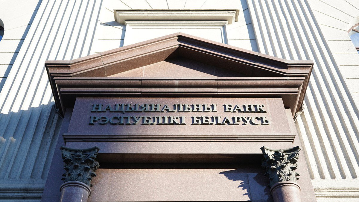 Рост рублевых депозитов в сентябре оказался максимальным с начала года Срочные рублевые депозиты физлиц на 1 октября достигли 13 8 млрд рублей За сентябрь они выросли на 405 млн рублей 2 3 привлеченных депозитов в сентябре были долгосрочными Средняя ставка по депозитам на срок более 1 года составила 14 6 годовых Интерес вкладчиков к рублевым депозитам сохраняется благодаря привлекательным процентным ставкам особенно по долгосрочным вкладам Подробнее