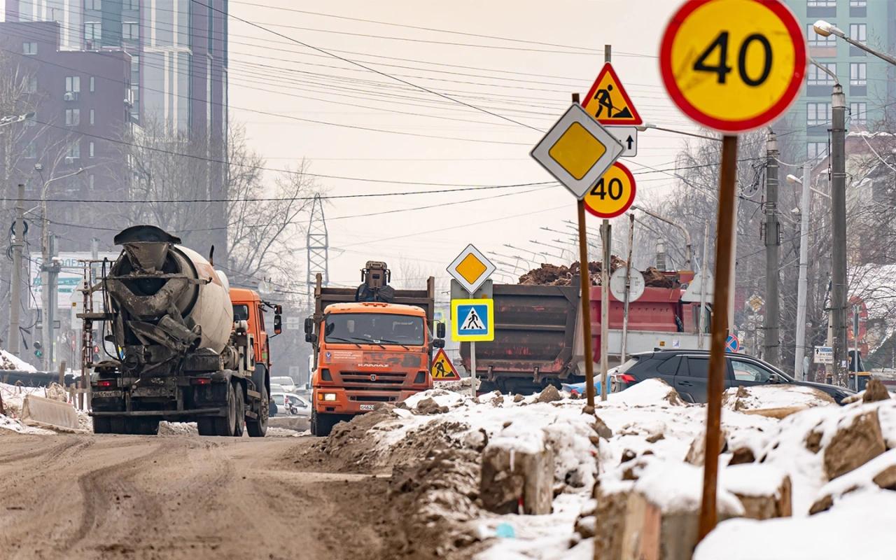 Камеры в Москве научились фиксировать новые дорожные ситуации Теперь камеры фиксируют дорожные работы передают эти сведения в ситуационный Центр организации дорожного движения после чего на дорожных табло появляется предупреждение данные направляются Дорожному патрулю при несогласованных работах экипаж выезжает на место для проверки Также камеры научились распознавать движение пользователей средств индивидуальной мобильности электросамокатов электроскейтбордов гироскутеров и других по автомобильным полосам Поскольку это нарушение ПДД создающее угрозу безопасности ситуационный центр оперативно информирует Дорожный патруль и ГАИ для предотвращения ДТП говорится в сообщении ведомства Подписаться на телеграм канал Autonews