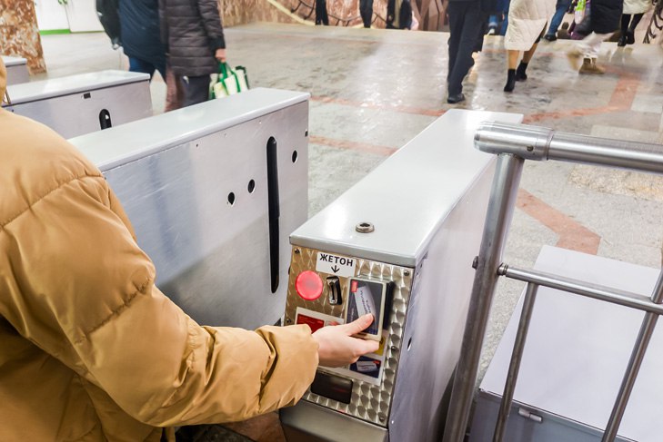 Турникеты добавили в метро после жалоб на очереди в Новосибирске  Из-за перехода на новую систему оплаты проезда с помощью карт «Тройка» у турникетов возникали очереди.   Проблему решили благодаря появлению нового оборудования.  «После смены транспортного оператора МБУ «Пассажиртранснаб» на ООО «СберТройка» возникают перебои со считыванием транспортных и банковских карт. Метрополитен принимает меры по стабилизации ситуации. На станциях «Площадь Маркса», «Заельцовская» и «Березовая роща» открылось еще по одному турникету»,  – сообщили авторы ТГ-канала метро Новосибирска.  На станции «Площадь Маркса» также установлен дополнительный металлодетектор.