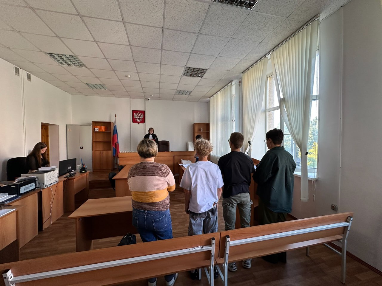 Малолетние вымогатели из Нижнего Тагила получили условный срок  Ленинский суд Нижнего Тагила приговорил к условному сроку двух подростков 2008 и 2010 годов рождения. В прошлом июле в заброшенном здании на ВМЗ парни избили 12-летнего мальчика и вымогали у него деньги.  Агрессоры били свою жертву, пинали, а издевательства снимали на видео. Подростки также вымогали у школьника 200 рублей и 2 электронные сигареты на общую сумму 2200 рублей. После нападения у мальчика остались ссадины, кровоподтеки и рана на ноге.  После того, как запись с издевательствами в заброшке слили в сеть, историей заинтересовались силовики. На нападавших возбудили уголовное дело по п. «а,в» ч. 2 ст. 163 УК  вымогательство, совершенное группой лиц по предварительному сговору . В апреле этого года Ленинская прокуратура передала материалы дела в суд.  Суд признал виновными агрессивных подростков и приговорил каждого к 7 месяцам лишения свободы условно с испытательным сроком в полгода. Если они еще раз нарушат закон, то могут попасть в колонию. Максимальный срок, который грозил парням по вменяемой статье, — 7 лет, судья смягчил наказание из-за возраста фигурантов. Пока Вердикт не вступил в силу и может быть обжалован.  Фото: Ленинский суд Скришоты с видео с избиением мальчика / Источник: группа ВКонтакте «Инцидент Нижний Тагил»
