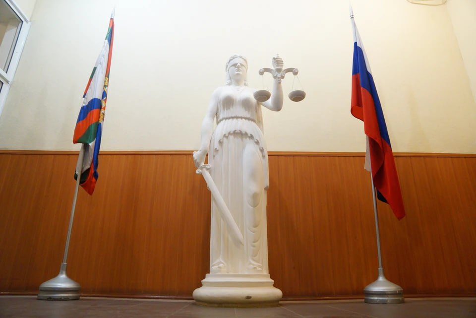 Опустошающие счета «выгодные программы»: в Оренбурге сотрудница банка похитила со счетов пенсионеров 5,6 млн  По данным следствия, женщина, работая старшим менеджером в одном из местных банков и с ноября 2023 по август 2024 года обманывала пожилых клиентов.   Она убеждала их закрыть действующие вклады под предлогом перевода на «более выгодные условия», после чего оформляла кассовые ордера и похищала деньги.   Жертвами стали 8 пенсионеров, общий ущерб превысил 5,6 миллиона.  Уголовное дело передано в Центральный суд Оренбурга. Прокуратура также подала иск о возмещении материального и морального вреда потерпевшим.