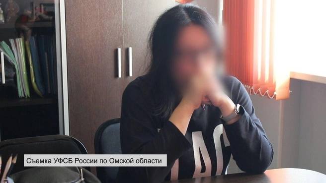 Бывшую сотрудницу омского минтруда будут судить за взятки в шоколадке В Омске завершили расследование дела против бывшего руководителя департамента финансово экономического обеспечения регионального министерства труда и соцразвития Надежды Крапивы Материалы направлены в Первомайский районный суд По версии следствия с июля 2021 по июнь 2024 года она получила от директоров подведомственных учреждений 320 тысяч рублей и другое имущество Среди подарков кондиционер установленный в квартире её сына Деньги как уточняют в СК передавали в том числе в коробке с алкоголем и в шоколадке Следствие считает что взамен чиновница помогала учреждениям получать дополнительное финансирование из областного бюджета В 2024 году Крапиву задержали вместе с директором Драгунского дома интерната Ириной Горлановой По данным следствия от неё чиновница получила 200 тысяч рублей за покровительство и содействие при выполнении госзадания Крапива вину не признала На её имущество стоимостью около 5 млн рублей наложен арест Директоров интернатов проходивших по делу освободили от уголовной ответственности в связи с деятельным раскаянием Ранее за получение взяток был осуждён бывший министр труда Омской области Владимир Куприянов Суд назначил ему семь лет колонии строгого режима и штраф около 13 млн рублей Обжаловать приговор ему не удалось