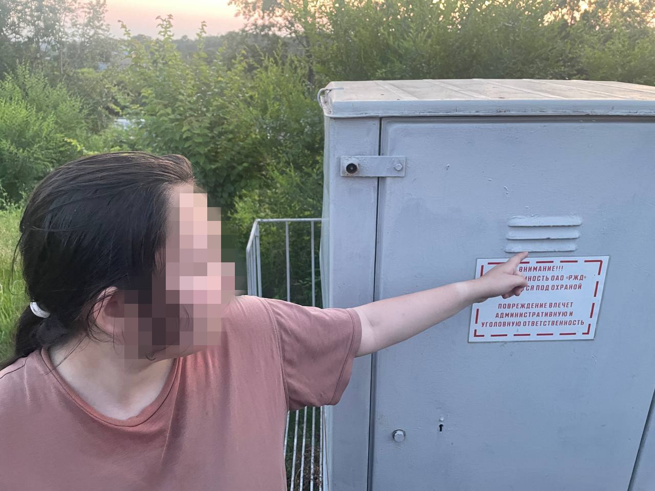 В Хабаровске транспортными полицейскими совместно с УФСБ России по Хабаровскому краю задержана подозреваемая в поджоге релейных шкафов Сотрудники Хабаровского ЛУ МВД России на транспорте совместно с коллегами из УФСБ России по Хабаровскому краю в результате комплекса оперативно - розыскных мероприятий задержали 19-летнюю жительницу Хабаровского края, подозреваемую в поджоге релейных шкафов. В ходе предварительного следствия установлено, что противоправное деяние девушка совершила по указанию, поступившему от неустановленного куратора через мессенджер. За денежное вознаграждение в сумме 35 тысяч рублей подозреваемая приехала в район железнодорожных путей ст. Красная речка Хабаровского края, где находились два релейных шкафа. Девушка залила через вентиляционное отверстие шкафов бензин с пенопластом и подожгла их. Дальневосточная полиция - подписаться